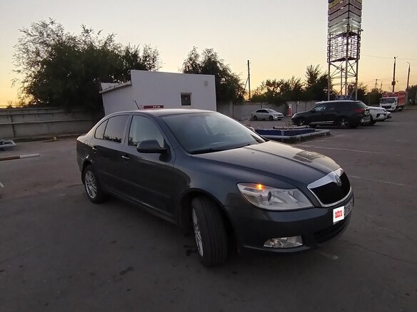 2012 Skoda Octavia II (A5) Рестайлинг, серый, 800000 рублей - вид 1