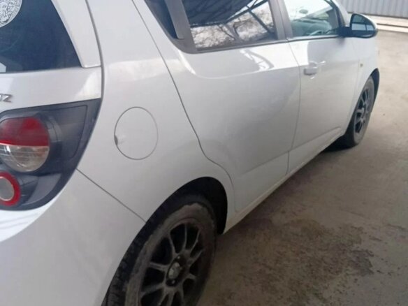 2015 Chevrolet Aveo II, белый, 650000 рублей - вид 1