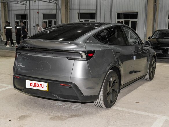 2025 Tesla Model Y Long Range I Рестайлинг, серебристый, 7639800 рублей - вид 6