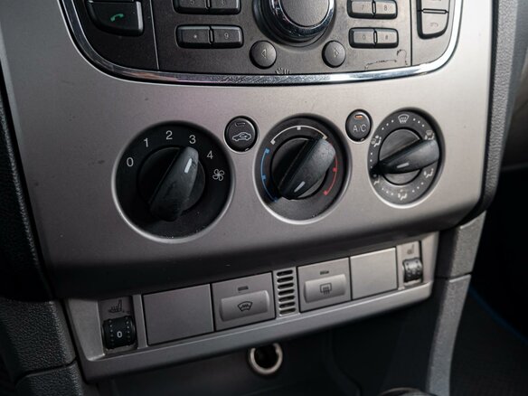 2010 Ford Focus II Рестайлинг, белый - вид 12