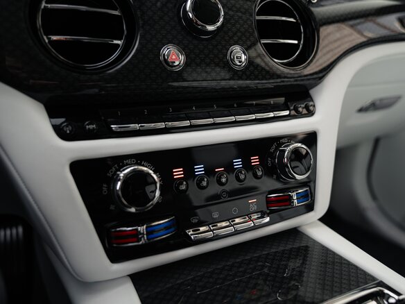 2026 Rolls-Royce Ghost Black Badge II Рестайлинг (Series II), серый, 58900000 рублей - вид 26