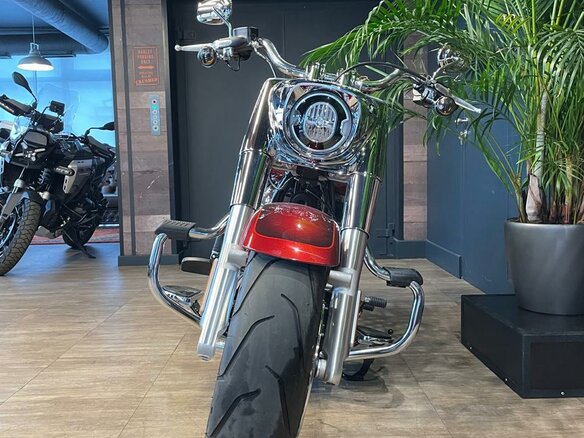 2023 Harley-Davidson Fat Boy, пурпурный, 3550000 рублей - вид 2