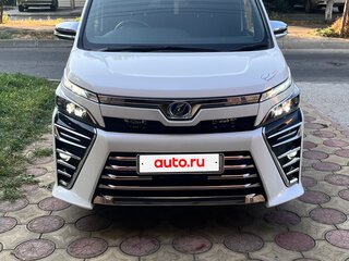 2019 Toyota Voxy III (R80) Рестайлинг, белый, 3300000 рублей, вид 2