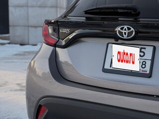 2021 Toyota Yaris IV, серый, 1290000 рублей, вид 3