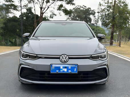 2023 Volkswagen Golf VIII, серый, 1790000 рублей, вид 2