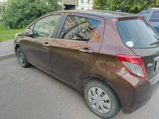 2011 Toyota Vitz III (XP130), коричневый, 600000 рублей, вид 4