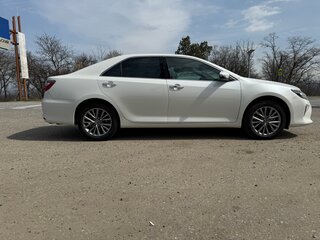2017 Toyota Camry VII (XV50) Рестайлинг, белый, 3500000 рублей, вид 2
