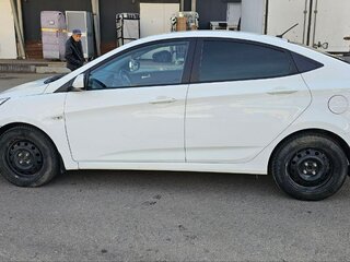 2013 Hyundai Solaris I, белый, 735000 рублей, вид 3