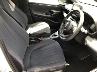 2022 Toyota Yaris IV, белый, 750000 рублей, вид 5