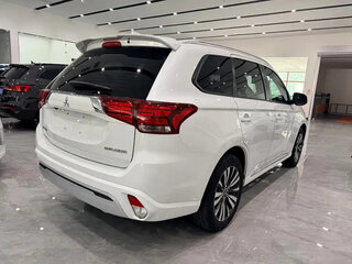 2022 Mitsubishi Outlander III Рестайлинг 3, белый, 1950000 рублей, вид 5