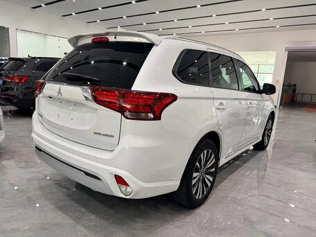 2022 Mitsubishi Outlander III Рестайлинг 3, белый, 1950000 рублей, вид 5