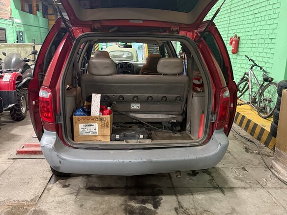 2001 Dodge Caravan 3-speed IV, красный, 590000 рублей - вид 4