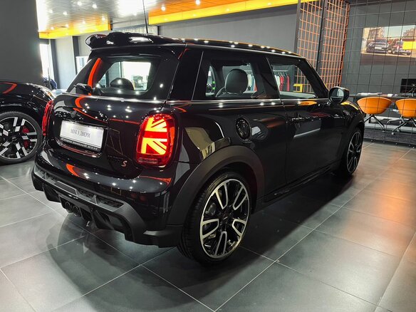 2023 Mini Hatch Cooper S III (F55/F56) Рестайлинг 2, чёрный - вид 4