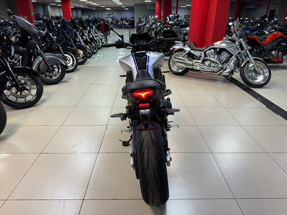 2022 Yamaha MT-09 (FZ-09), серебристый, 1120000 рублей - вид 7