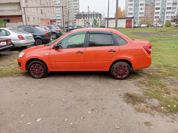 2016 Lada (ВАЗ) Granta I, оранжевый, 450000 рублей - вид 3