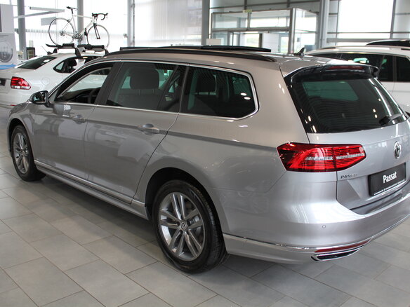 2017 Volkswagen Passat, серебристый - вид 1