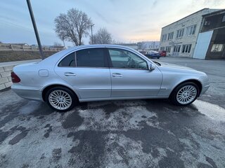 2003 Mercedes-Benz E-Класс 220 III (W211, S211), серебристый, 850000 рублей, вид 4