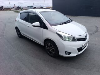 2013 Toyota Vitz III (XP130), белый, 720000 рублей, вид 3