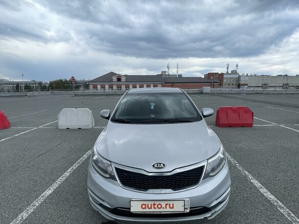 2015 Kia Rio III Рестайлинг, серый, 740000 рублей