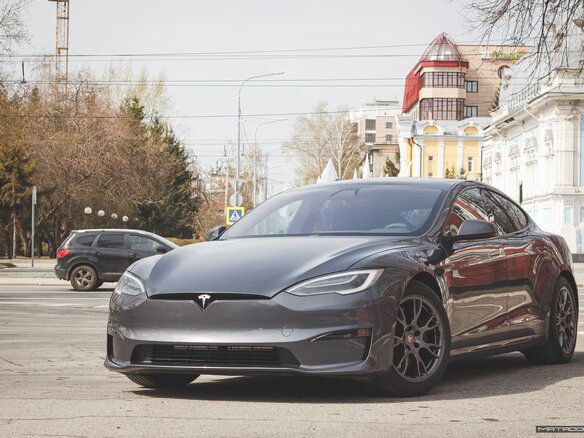 2021 Tesla Model S Plaid I Рестайлинг 2, серый, 7999000 рублей - вид 2