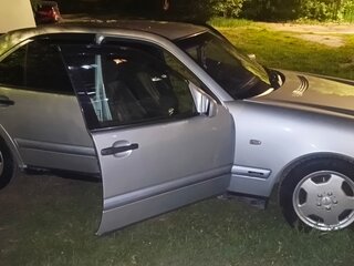 1998 Mercedes-Benz E-Класс 200 II (W210, S210), серебристый, 500000 рублей, вид 5