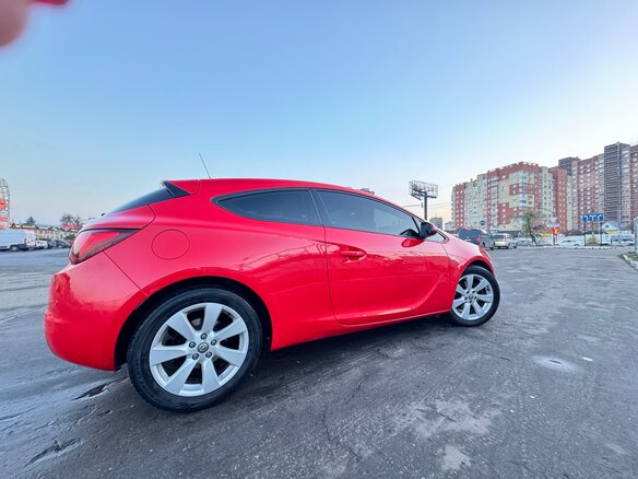2012 Opel Astra GTC J Рестайлинг, красный, 920000 рублей - вид 3