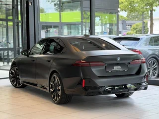 2025 BMW 5 серии 540d xDrive VIII (G60/G61/G68), чёрный, 10758000 рублей, вид 5