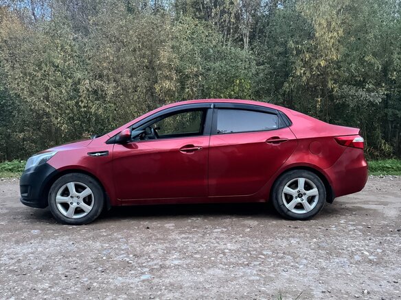 2013 Kia Rio III, красный, 550000 рублей - вид 4