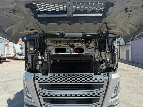 2023 Volvo FH, серебристый, 15500000 рублей, вид 3
