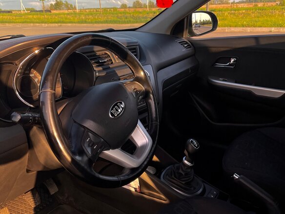 2013 Kia Rio 5-speed III, голубой, 700000 рублей - вид 5