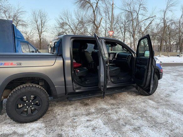 2024 Ram 1500 Quad Cab eTorque V, серый, 10590000 рублей - вид 4