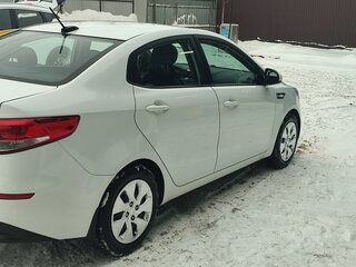 2017 Kia Rio III Рестайлинг, белый, 1100000 рублей, вид 3