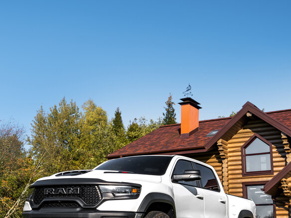 2021 Ram 1500 Crew Cab TRX V, белый - вид 1
