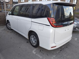 2022 Toyota Noah IV (R90), белый, 3250000 рублей, вид 1