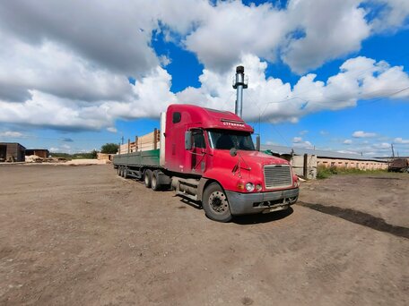 2000 Freightliner Century Class, красный, 900000 рублей, вид 1