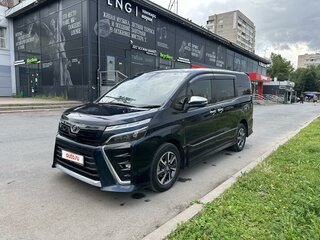 2018 Toyota Voxy III (R80) Рестайлинг, синий, 3350000 рублей, вид 1