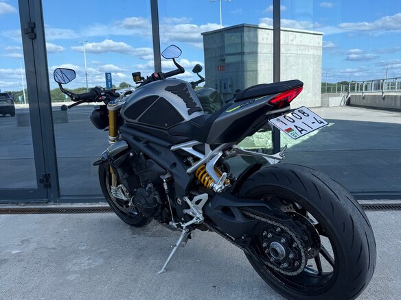 2021 Triumph Speed Triple, серый, 1200000 рублей - вид 11