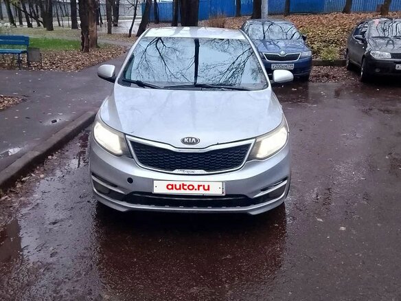 2015 Kia Rio III Рестайлинг, серебристый, 400000 рублей - вид 1