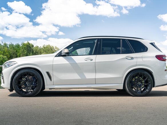 2019 BMW X5 M50d IV (G05/G18), белый, 8400000 рублей - вид 4