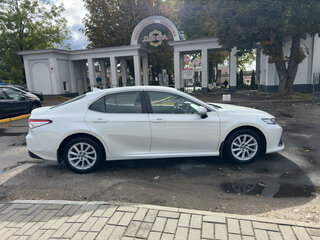 2022 Toyota Camry US Market VIII (XV70) Рестайлинг, белый, 3200000 рублей, вид 3