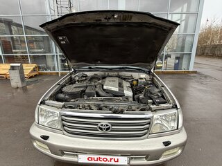 2004 Toyota Land Cruiser Cygnus 100 Series Рестайлинг 1, серебристый, 1800000 рублей, вид 3