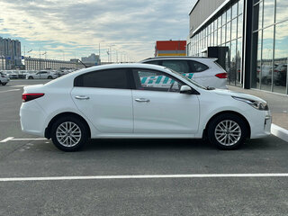 2018 Kia Rio IV, белый, 1365000 рублей, вид 4