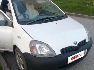 1999 Toyota Vitz I (P10), белый, 270000 рублей, вид 2