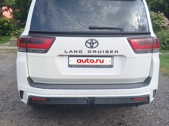 2022 Toyota Land Cruiser 300 Series, белый - вид 3