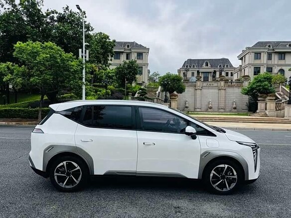 2025 Aion Y Plus 51.9 kWh, белый - вид 4