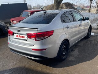 2017 Kia Rio III Рестайлинг, серебристый, 850000 рублей, вид 3