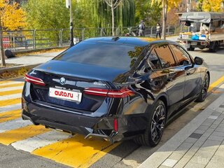 2025 BMW 5 серии 530e xDrive VIII (G60/G61/G68), чёрный, 7050000 рублей, вид 5