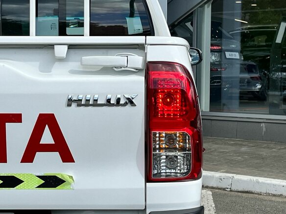 2021 Toyota Hilux VIII Рестайлинг 2, белый, 3100000 рублей - вид 7