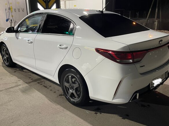 2021 Kia Rio IV Рестайлинг, белый, 1655000 рублей - вид 4