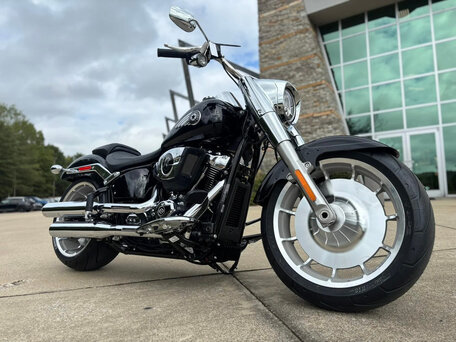 2026 Harley-Davidson Fat Boy, чёрный, 3490000 рублей, вид 2